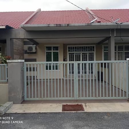 Maryam Homestay Jertih Esterno foto
