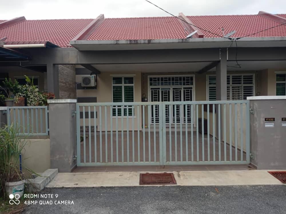 Maryam Homestay Jertih Esterno foto